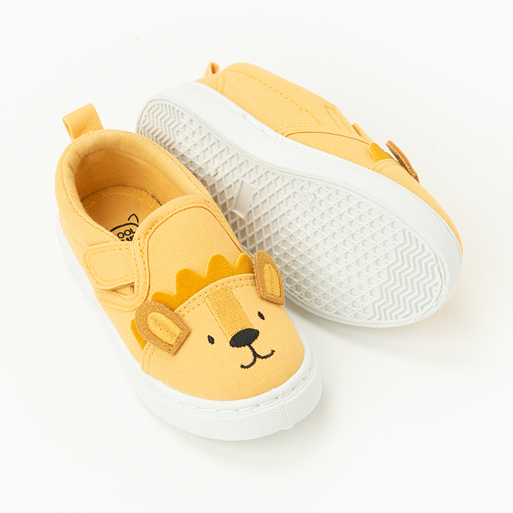 Dark yellow slippers with lion pattern