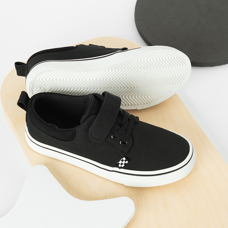 Παπούτσια πάνινα μαύρα με βέλκρο και κορδόνι