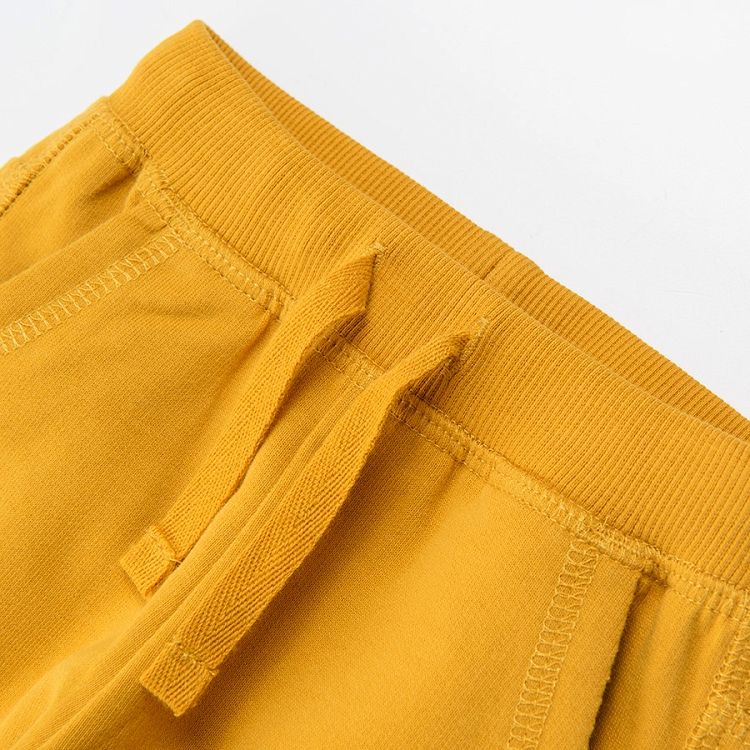 Yellow jogging pants with cord and side pockets