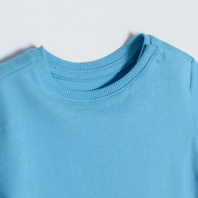 Blue short sleeve T-shirt with poppers on the shoulder