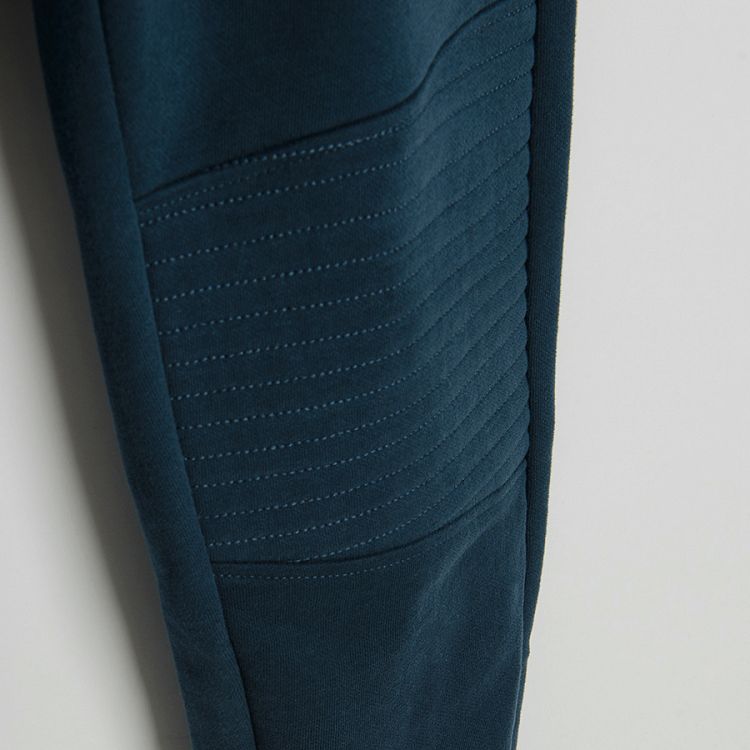 Φόρμα μπλε σκούρο με ραφές στα γόνατα και τσέπες