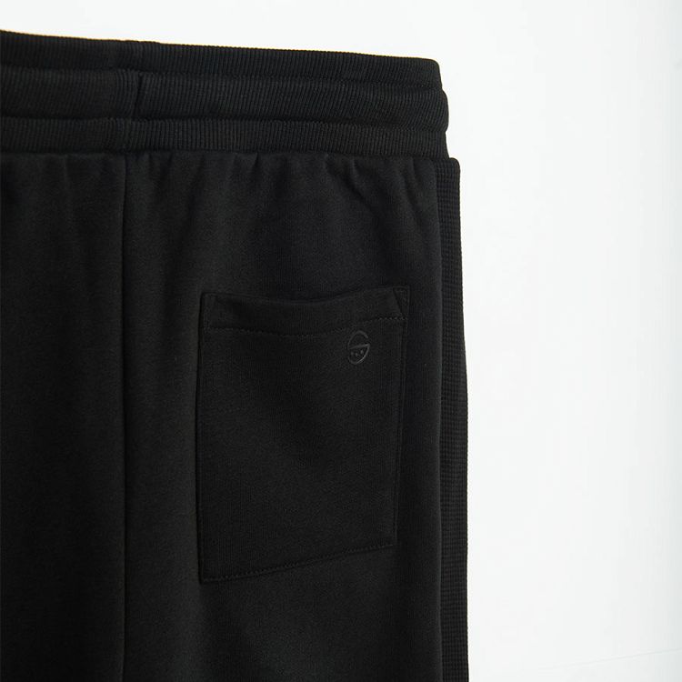Black jogging pants
