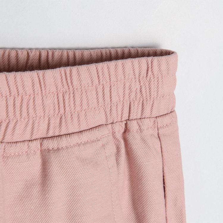 Pink trousers with elastic waist and elastic band around the ankles