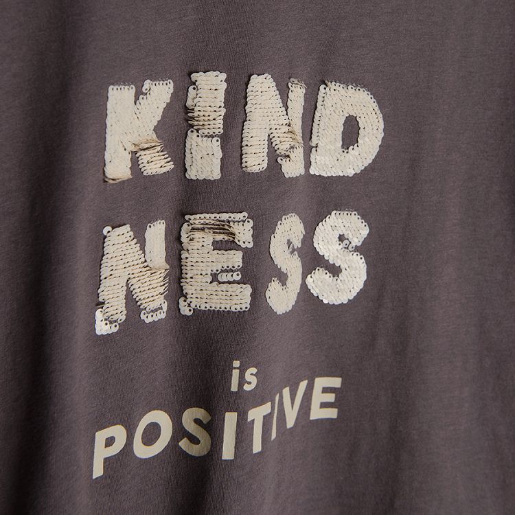 Μπλούζα κοντομάνικη με στάμπα "KINDNESS IS POSITIVE" με παγιέτες διπλής όψεως