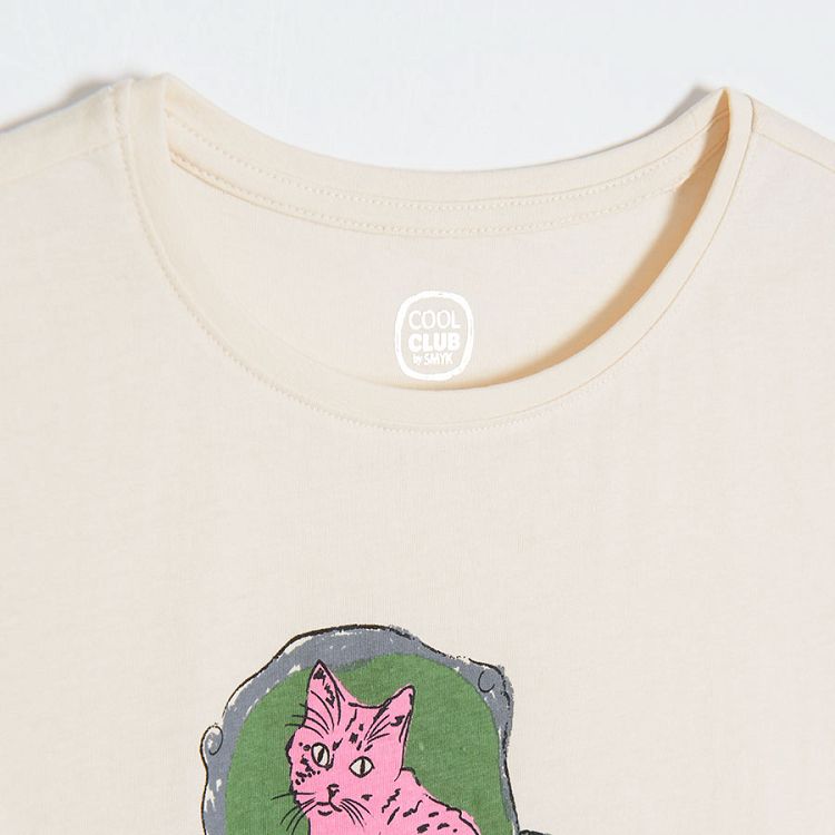 Ecru short sleeve T-shirt with cat on an armchair print