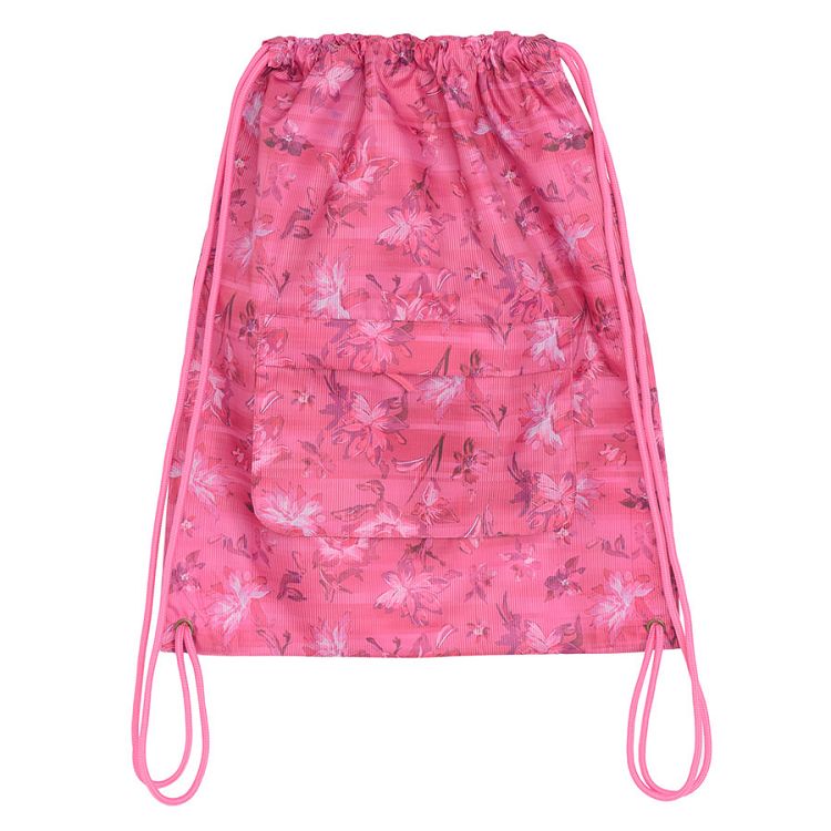 White short sleeve T-shirt, shorts and purple backpack
