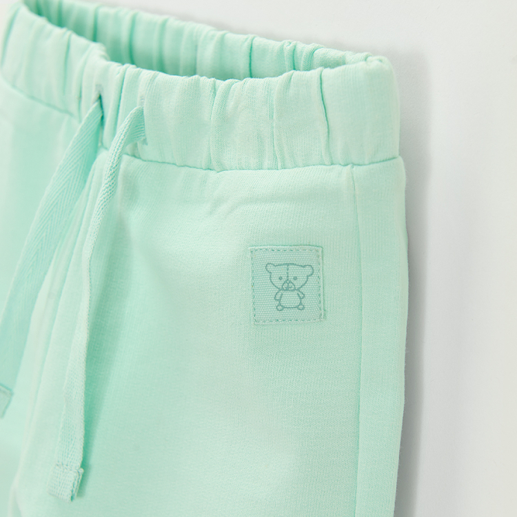 Lint sweatpants with elastic around the ankles and cord