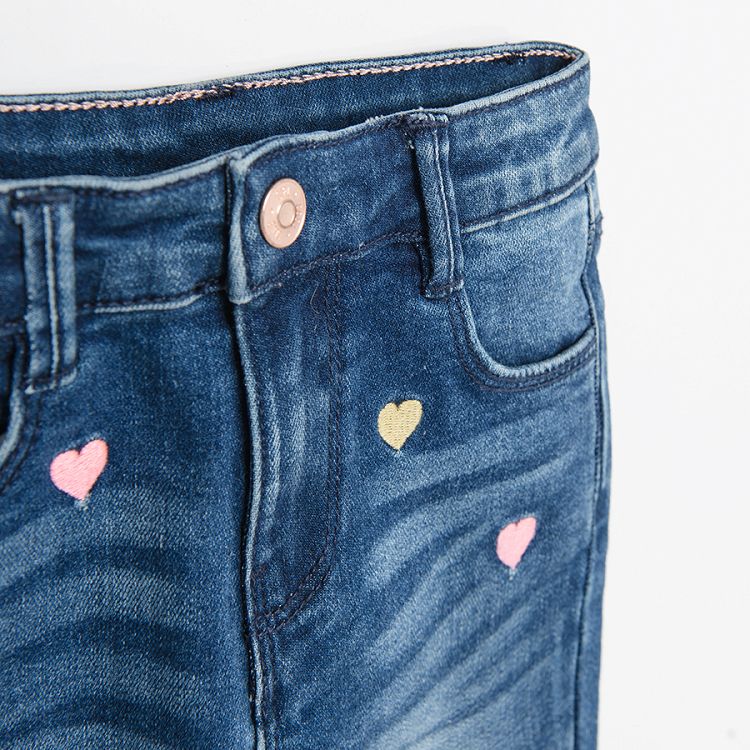 Παντελόνι τζιν με κουμπί και κεντημένα σχέδια πολύχρωμες καρδούλες
