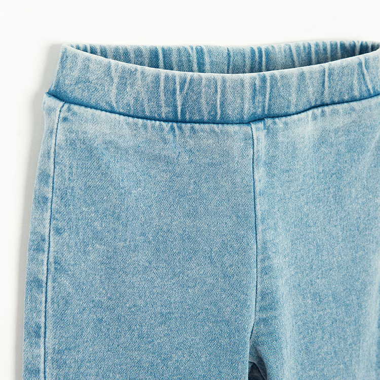 Παντελόνι τζιν ανοιχτό γαλάζιο καμπάνα με κεντημένη στάμπα ποντικάκι στα γόνατα
