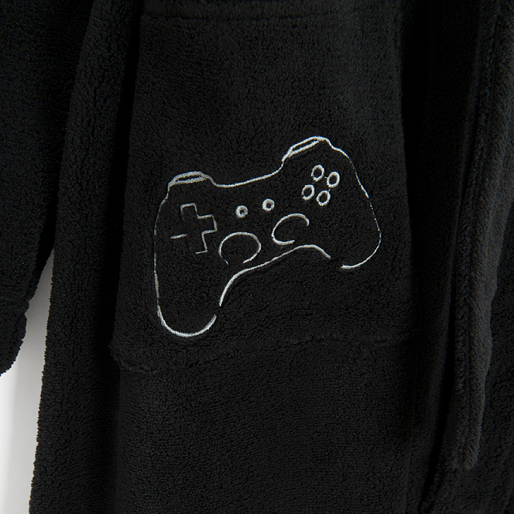 Ρόμπα fleece μαύρη με κεντημένη στάμπα τηλεχειριστήριο