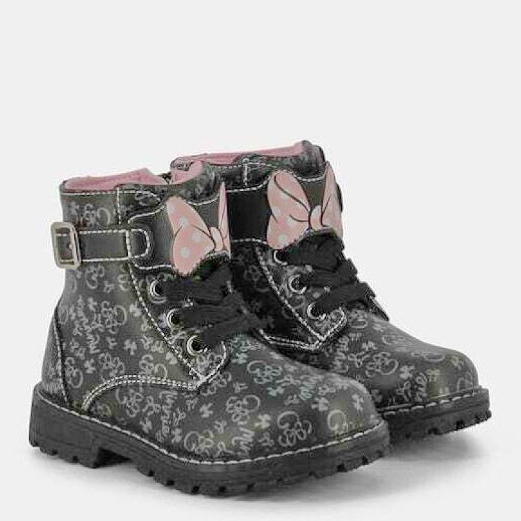 Boot with laces
