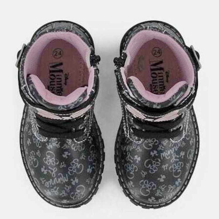 Boot with laces