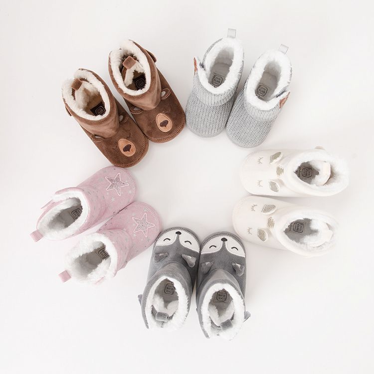 Pink newborn slippers with stars print
