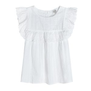 Sleeveless blouse with ruffle and lace