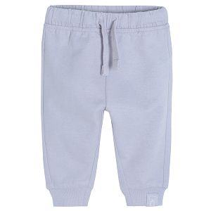 Light violet jogging pants with adjustable waist and elastic band around the ankes
