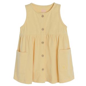 Φόρεμα αμάνικο κίτρινο με τσέπες και καφέ κουμπιά