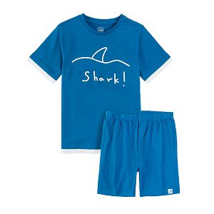 Πυτζάμες σετ μπλούζα κοντομάνικη με στάμπα καρχαρία και σορτς