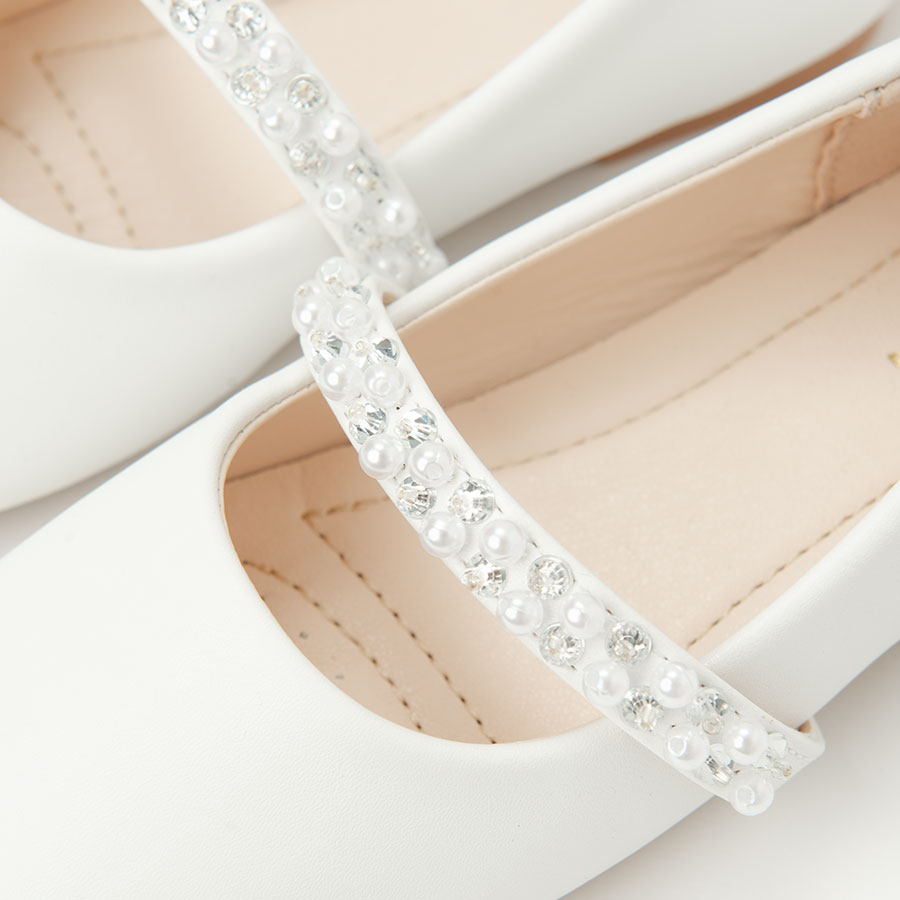 White ballerinas with barret with stones