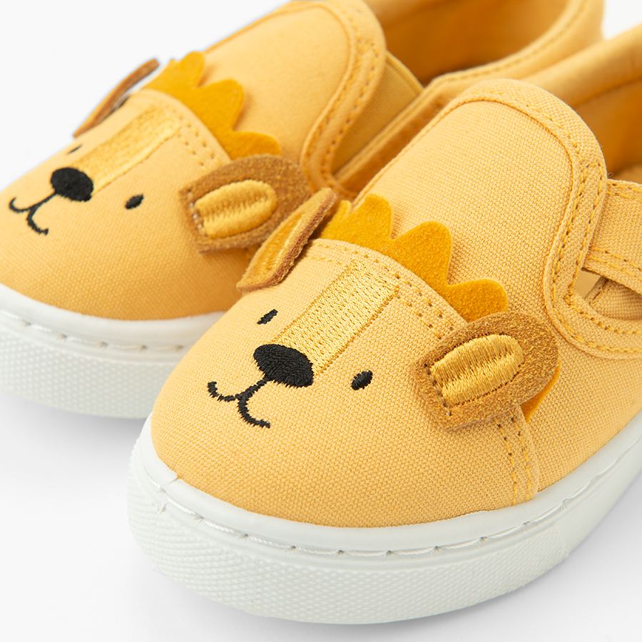 Dark yellow slippers with lion pattern