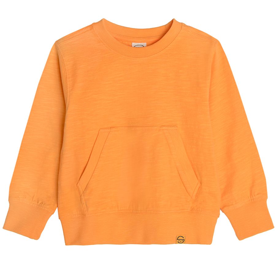 Orange sweatshirt with pocket in the front
