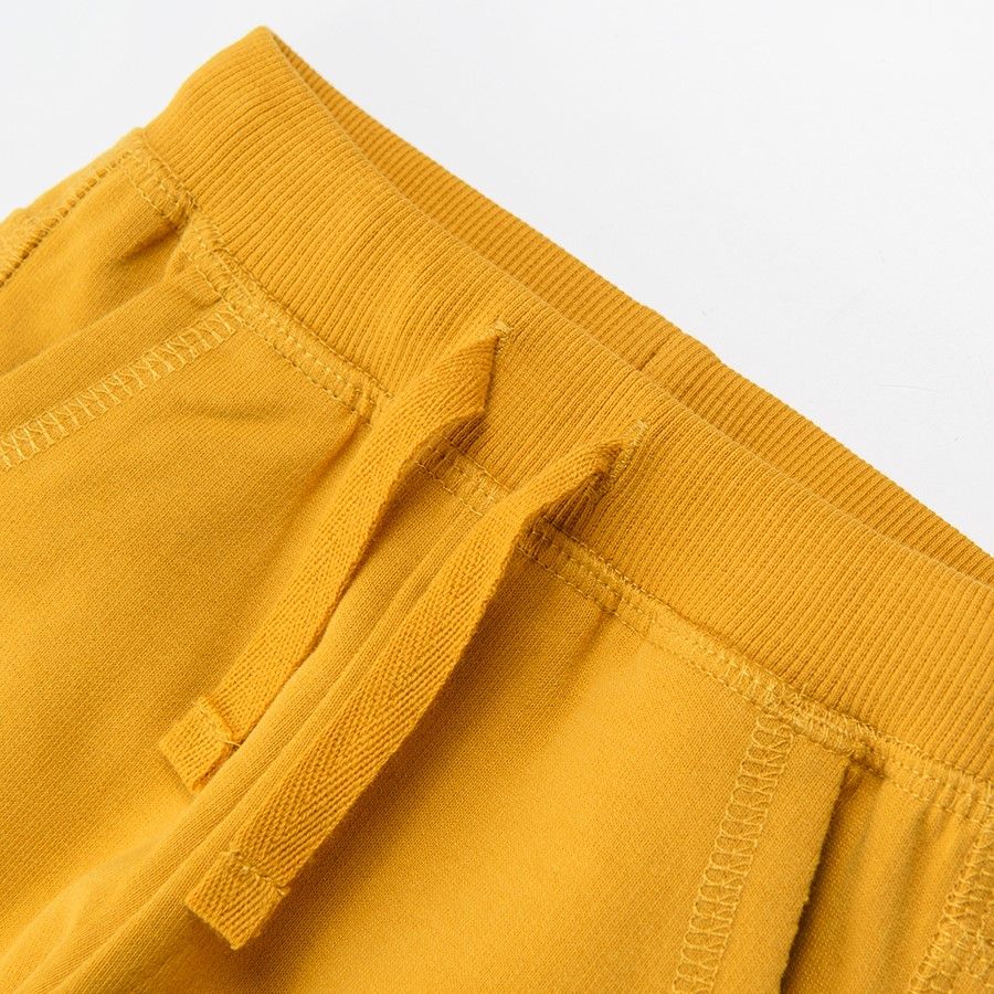 Yellow jogging pants with cord and side pockets
