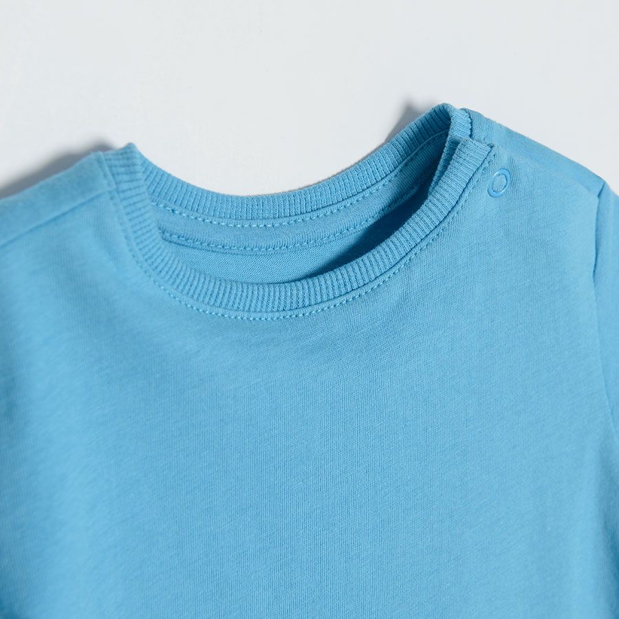 Blue short sleeve T-shirt with poppers on the shoulder