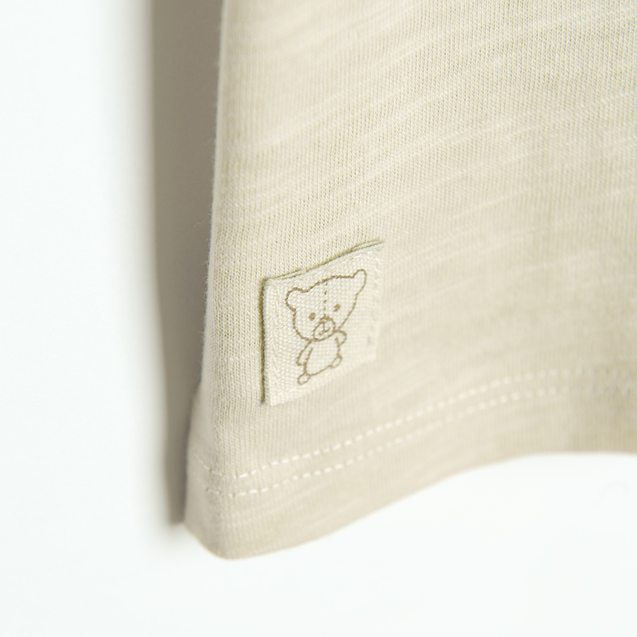 Beige short sleeve T-shirt with kitten and Hey Dude print