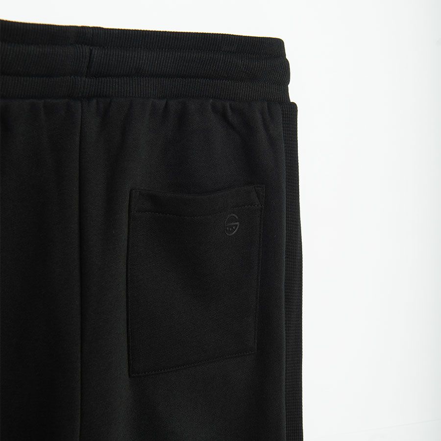 Black jogging pants