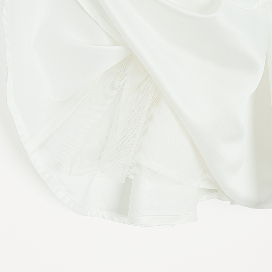 Φόρεμα κοντομάνικο γιορτινό λευκό με φιόγκο και φραμπαλά στα μανίκια