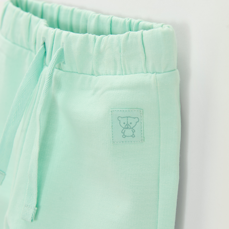Lint sweatpants with elastic around the ankles and cord