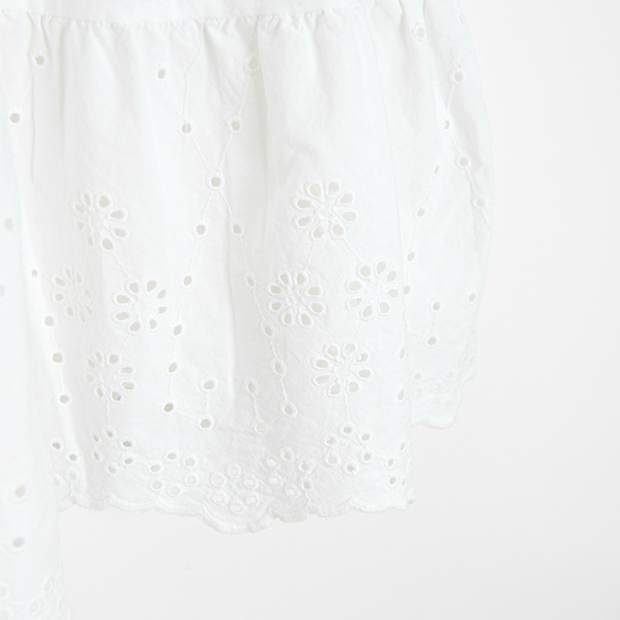Φόρεμα κοντομάνικο λευκό με κουμπάκια και δαντέλα