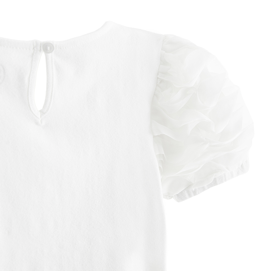 White T-shirt with puffy short sleeves