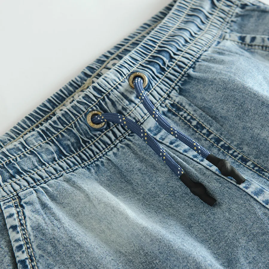 Denim shorts with adjustable waist and side pockets