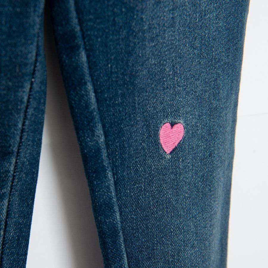 Παντελόνι τζιν σκούρο μπλε με κεντημένες ροζ καρδούλες