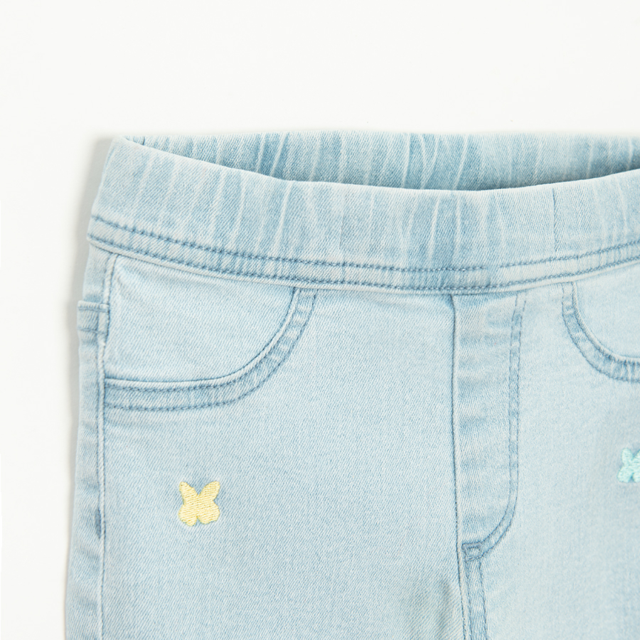 Παντελόνι τζιν ανοιχτό γαλάζιο με λάστιχο στη μέση και στάμπα κεντημένες πεταλούδες