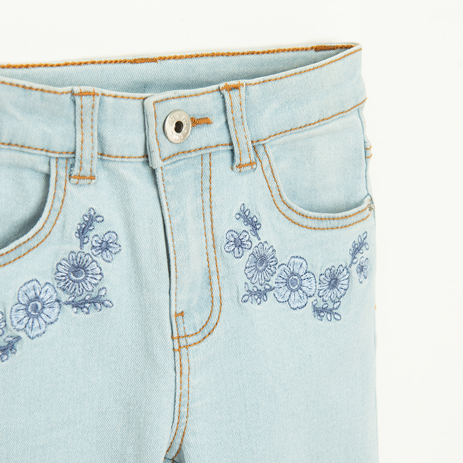 Παντελόνι τζιν γαλάζιο με κεντημένη στάμπα λουλούδια