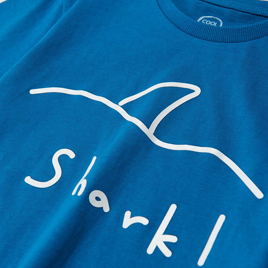 Πυτζάμες σετ μπλούζα κοντομάνικη με στάμπα καρχαρία και σορτς