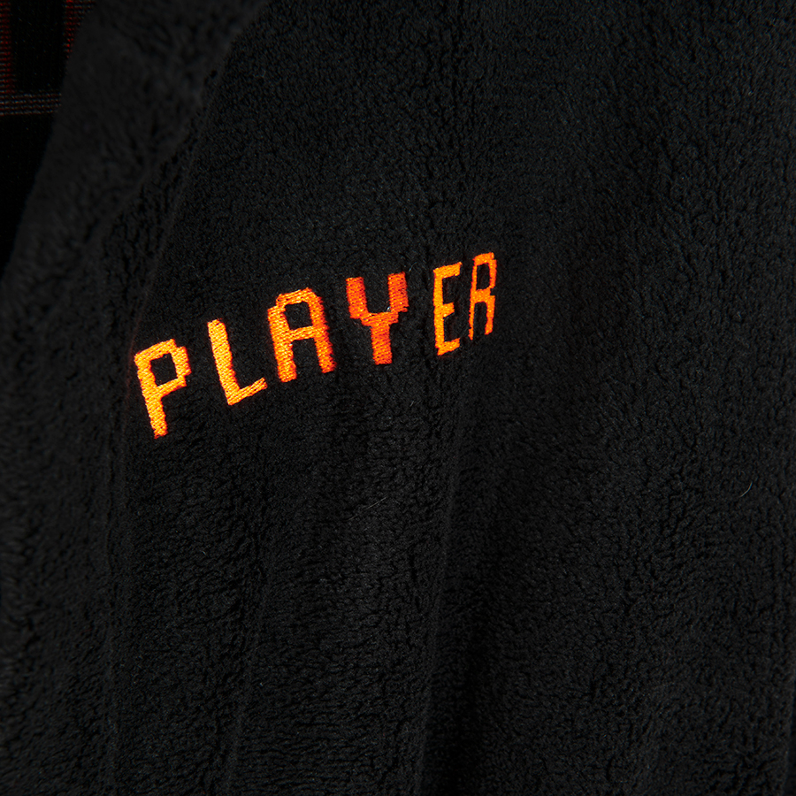 Ρόμπα fleece μαύρη με κεντημένη στάμπα τηλεχειριστήριο