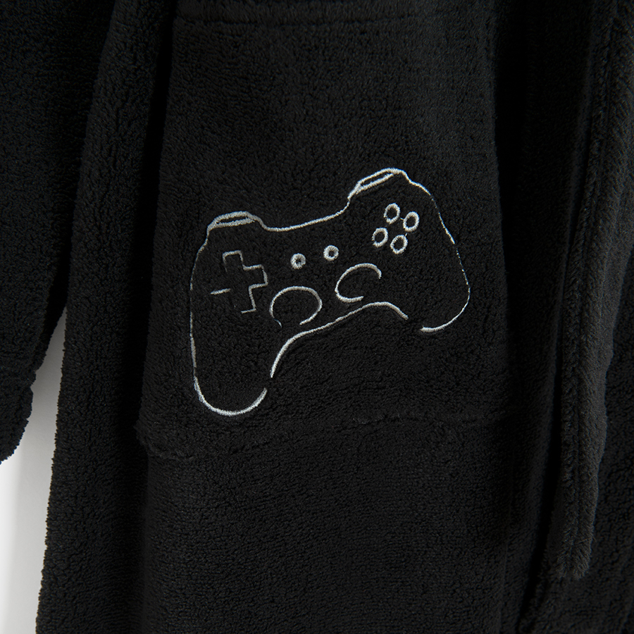 Ρόμπα fleece μαύρη με κεντημένη στάμπα τηλεχειριστήριο