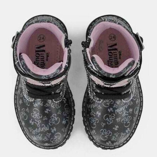 Boot with laces