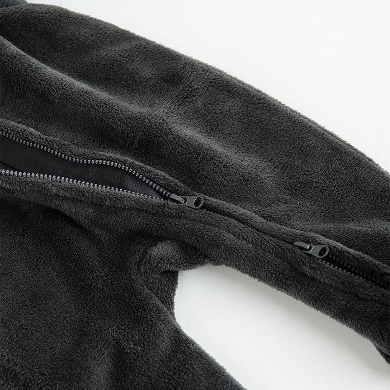 Φορμάκι ολόσωμο fleece μαύρο με στάμπα ΒΑΤΜΑΝ και αυτάκια στην κουκούλα
