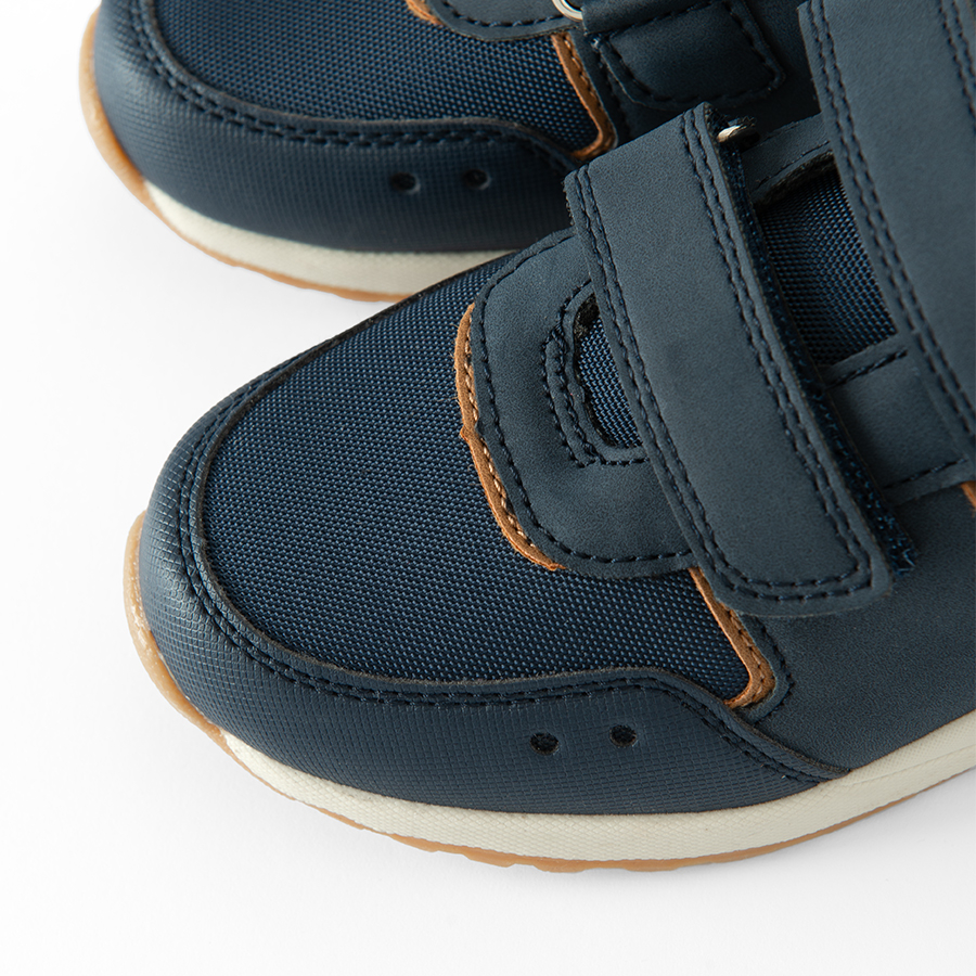 LEISURE SHOES