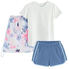 White short sleeve T-shirt, blue shorts and backpack